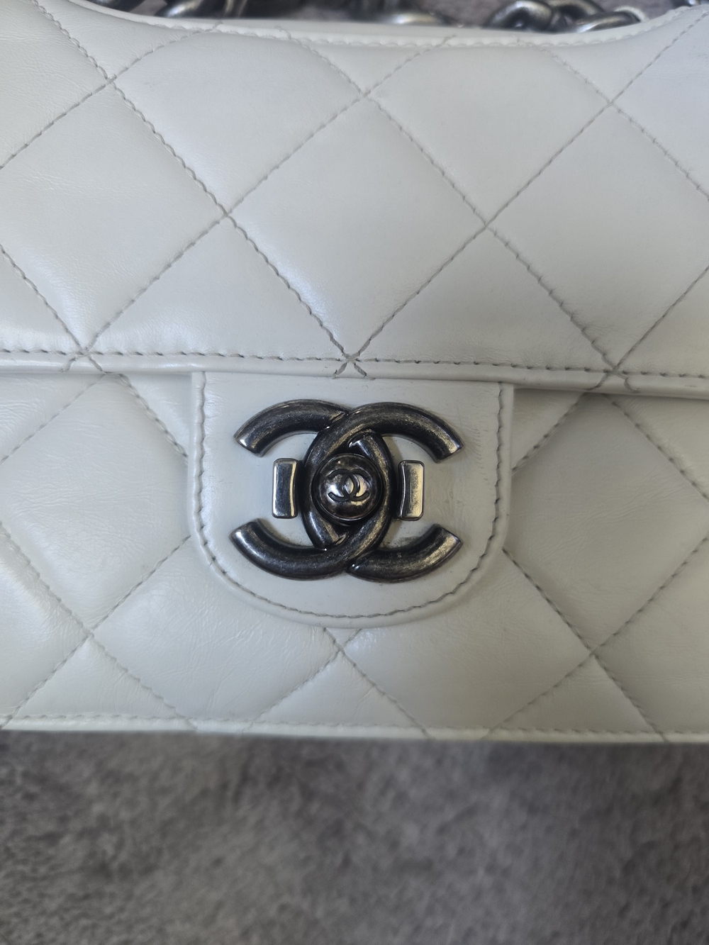 CHANEL Glazed Calfskin Medium Perfect Edge Flap White with RHW - Picture 3 of 14